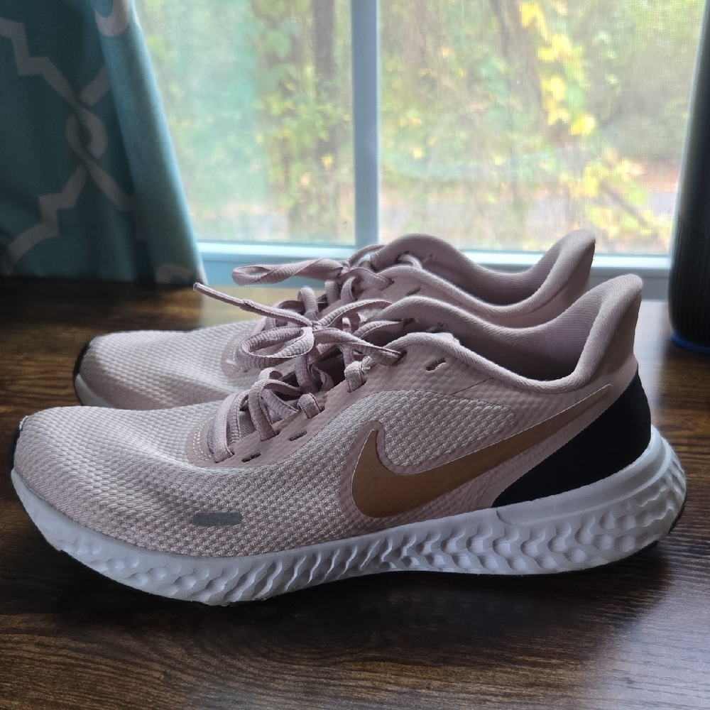 Nike Revolution Women's Blush Rose Gold Athletic Running Shoes Sz 8.5 EUC 2020